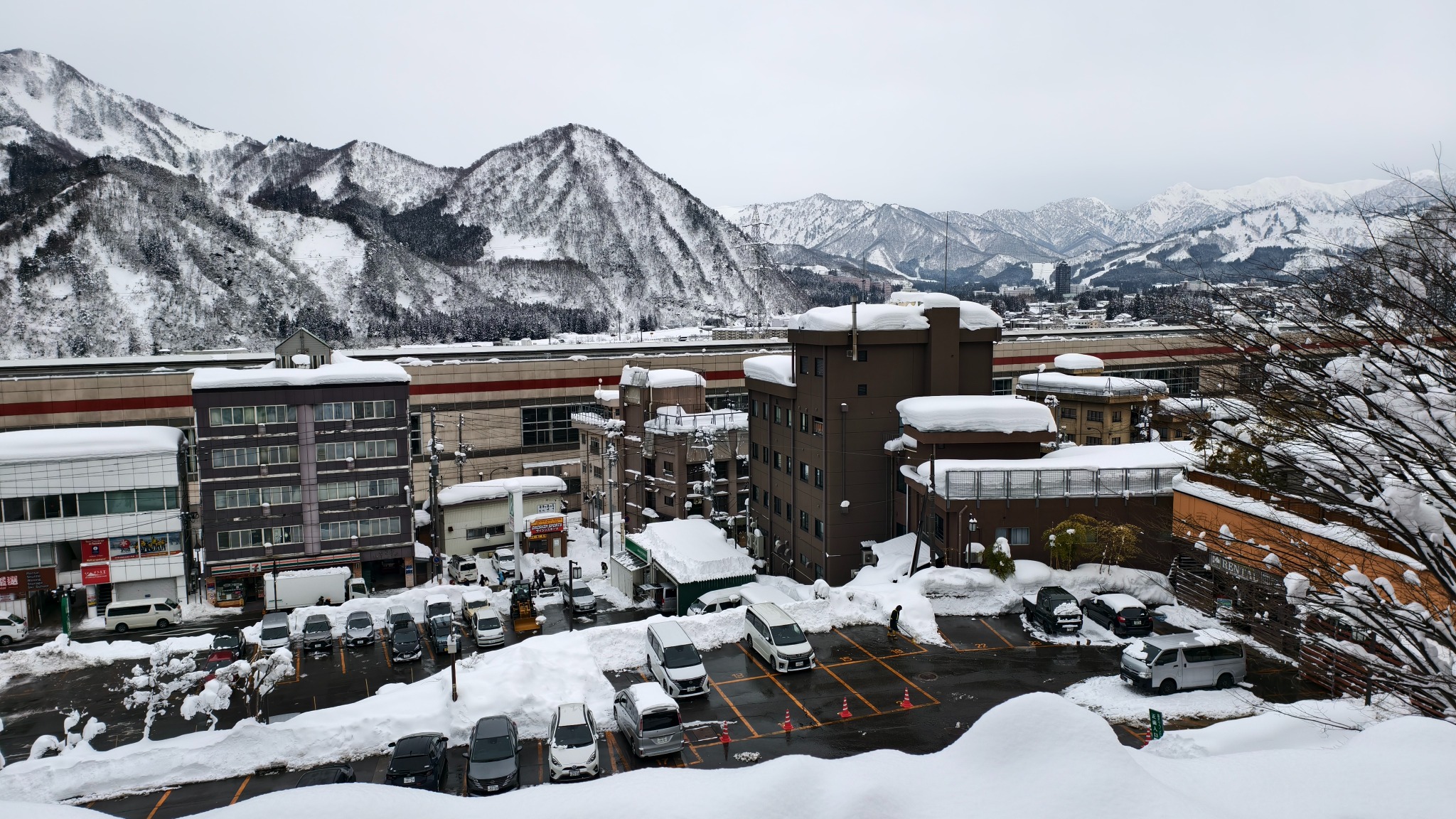 เมือง Yuzawa และแนวภูเขาที่ปกคลุมด้วยหิมะในฤดูหนาว