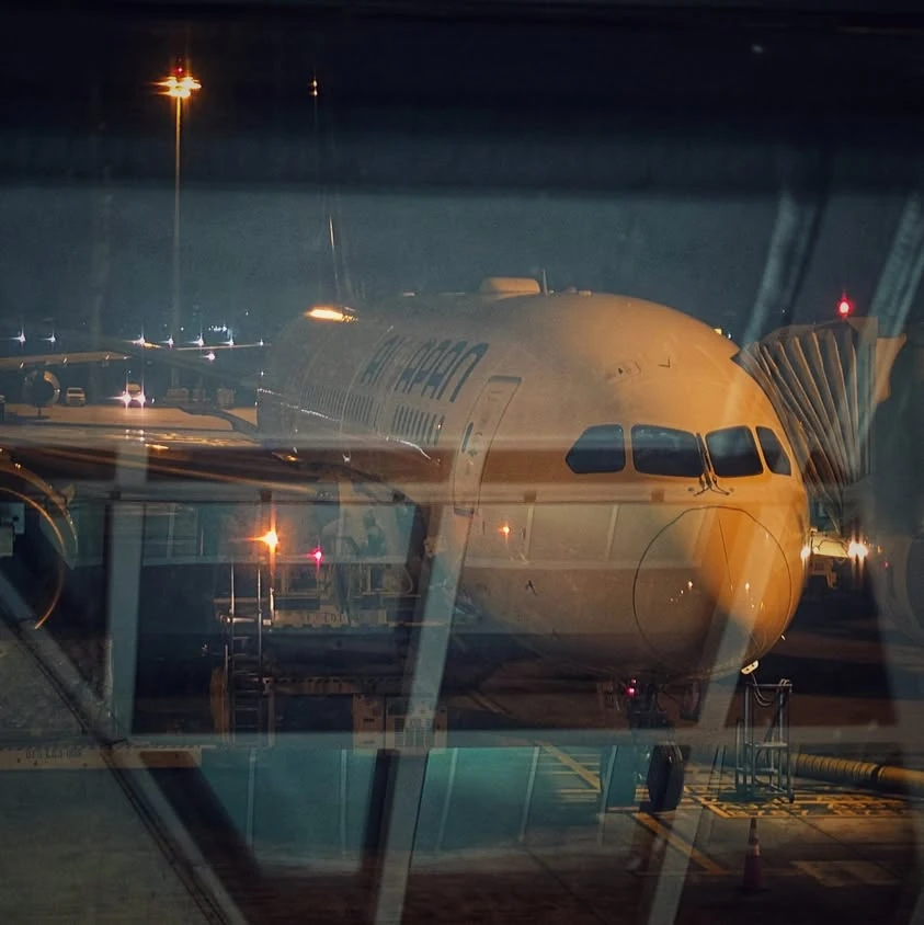 เครื่องบิน AirJapan จอดเทียบเกต ก่อนเริ่มการเดินทางของบ้านเรา