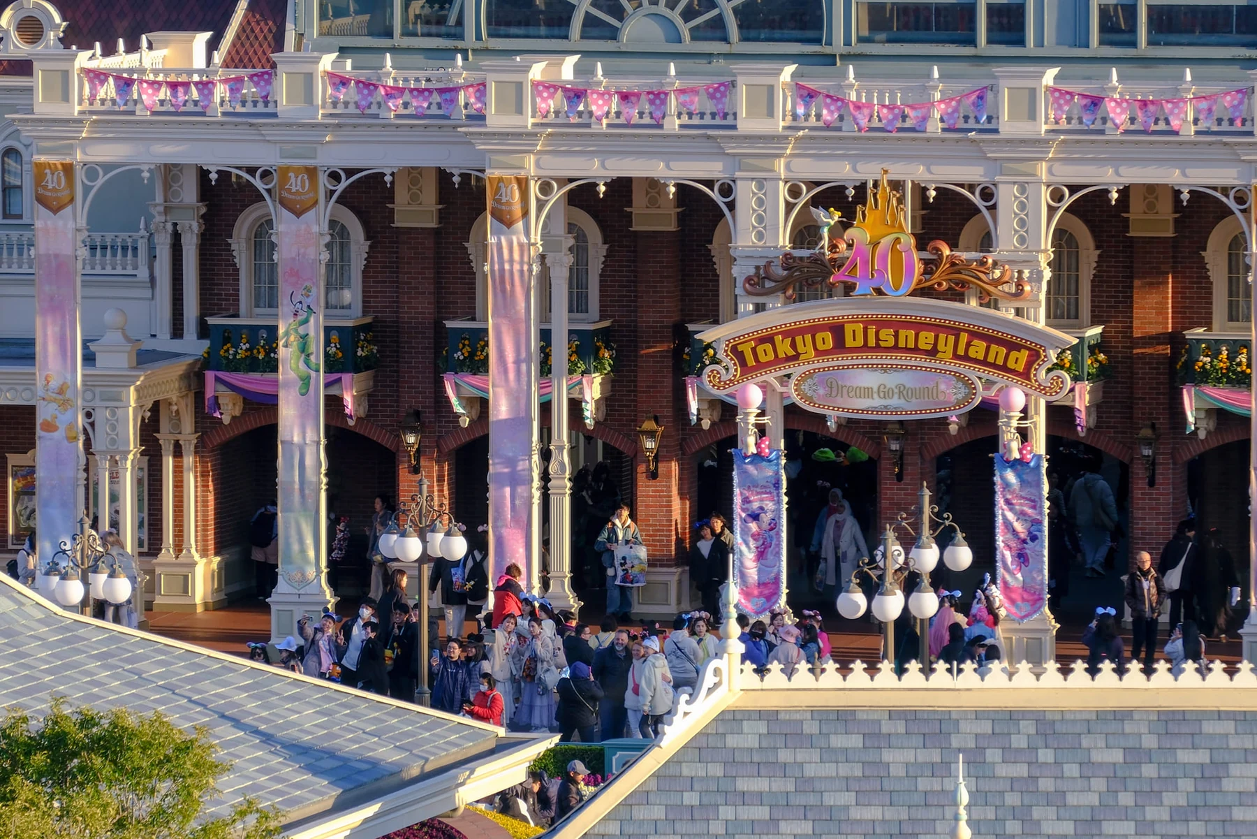 ทางเข้า Tokyo Disneyland ตกแต่งด้วยตัวละครและธงสีสันสดใส