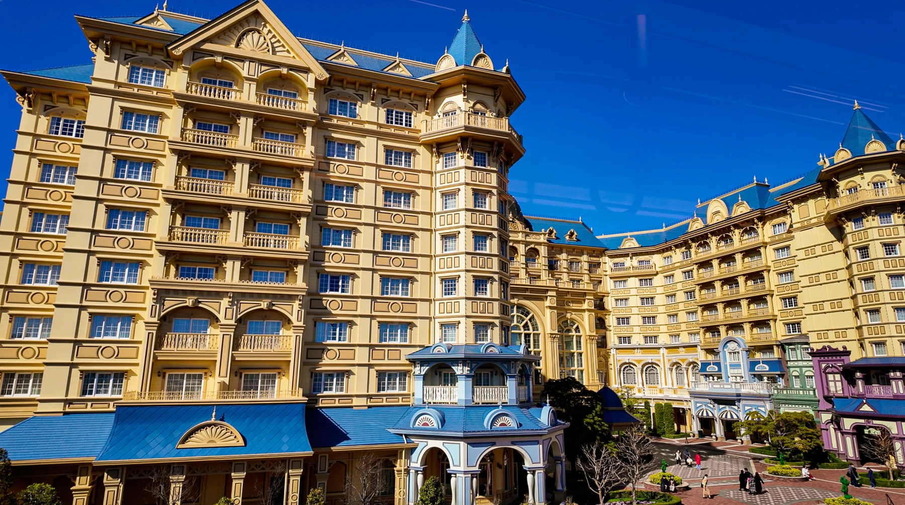 Tokyo Disneyland Hotel มองจากเส้นทาง Monorail ในวันที่ท้องฟ้าสีฟ้า