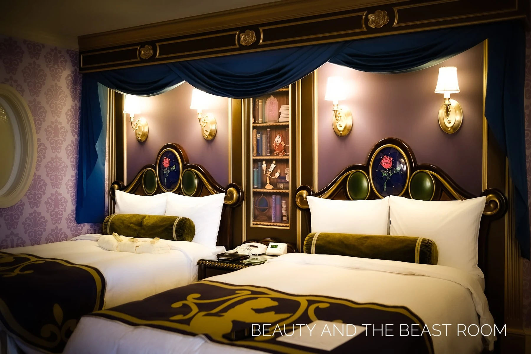 เตียงคู่และม่านตกแต่งในห้อง Beauty and the Beast Room