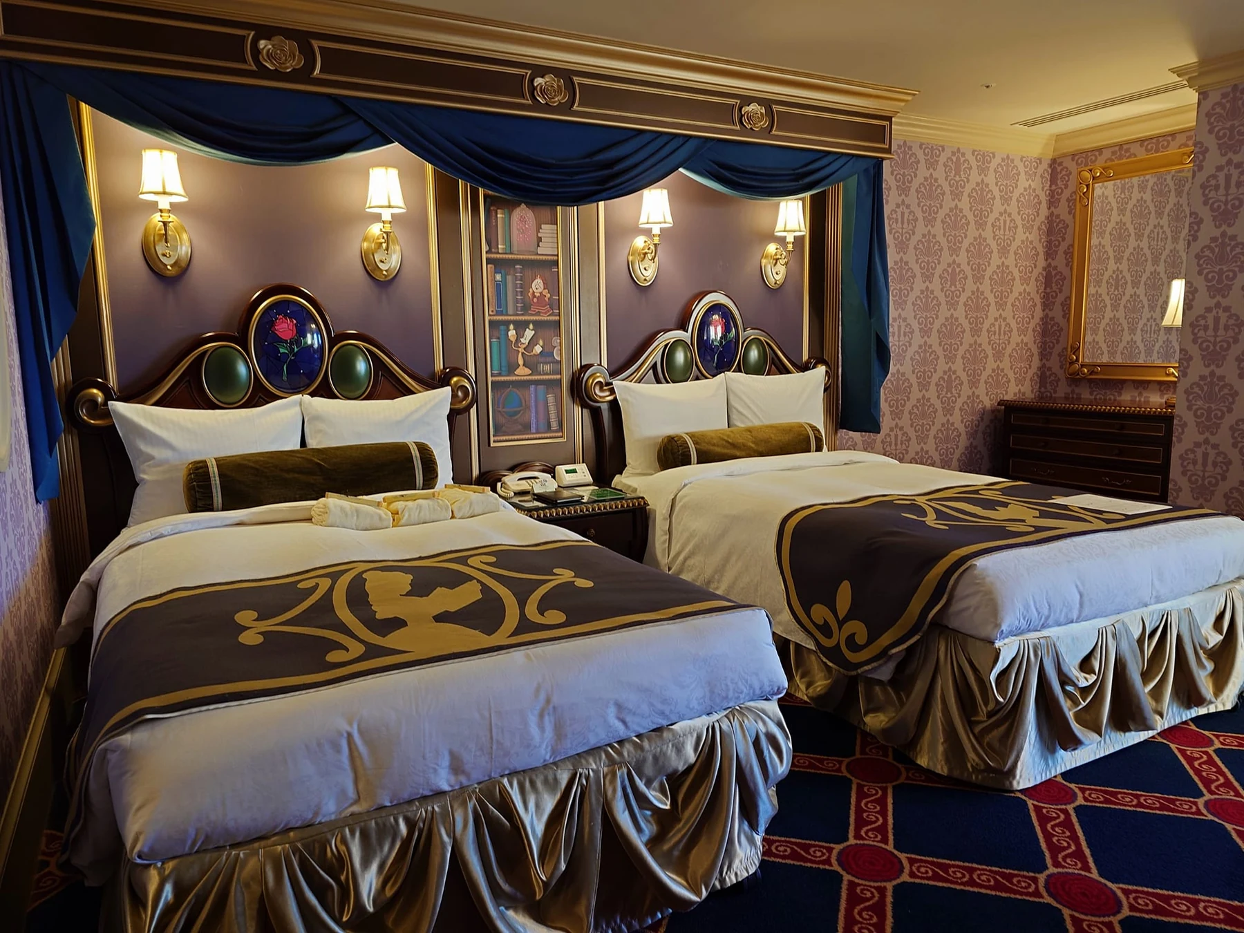 เตียงคู่และการตกแต่งธีม Beauty and the Beast ภายในห้องพัก