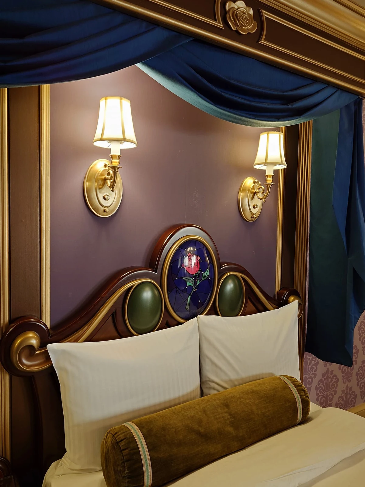 หัวเตียงประดับลายดอกกุหลาบจากเรื่อง Beauty and the Beast