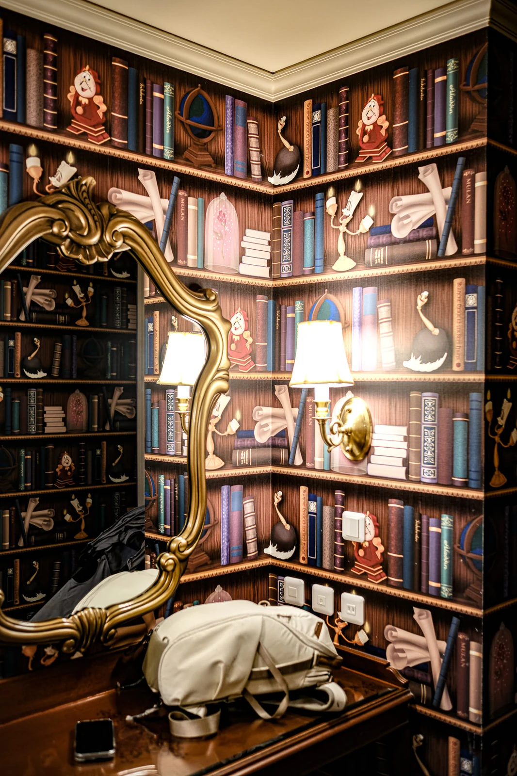 กระจกแต่งตัวและวอลเปเปอร์ลายชั้นหนังสือกับตัวละครในห้อง Beauty and the Beast