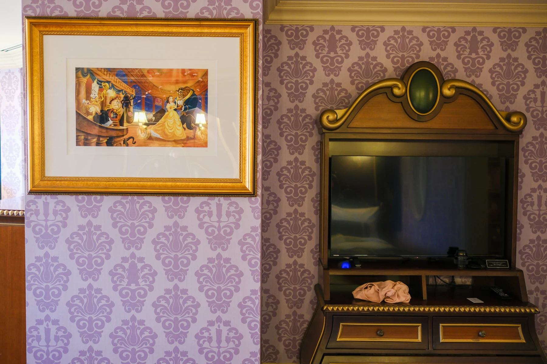 โทรทัศน์ กรอบภาพ และวอลเปเปอร์ภายในห้อง Beauty and the Beast Room