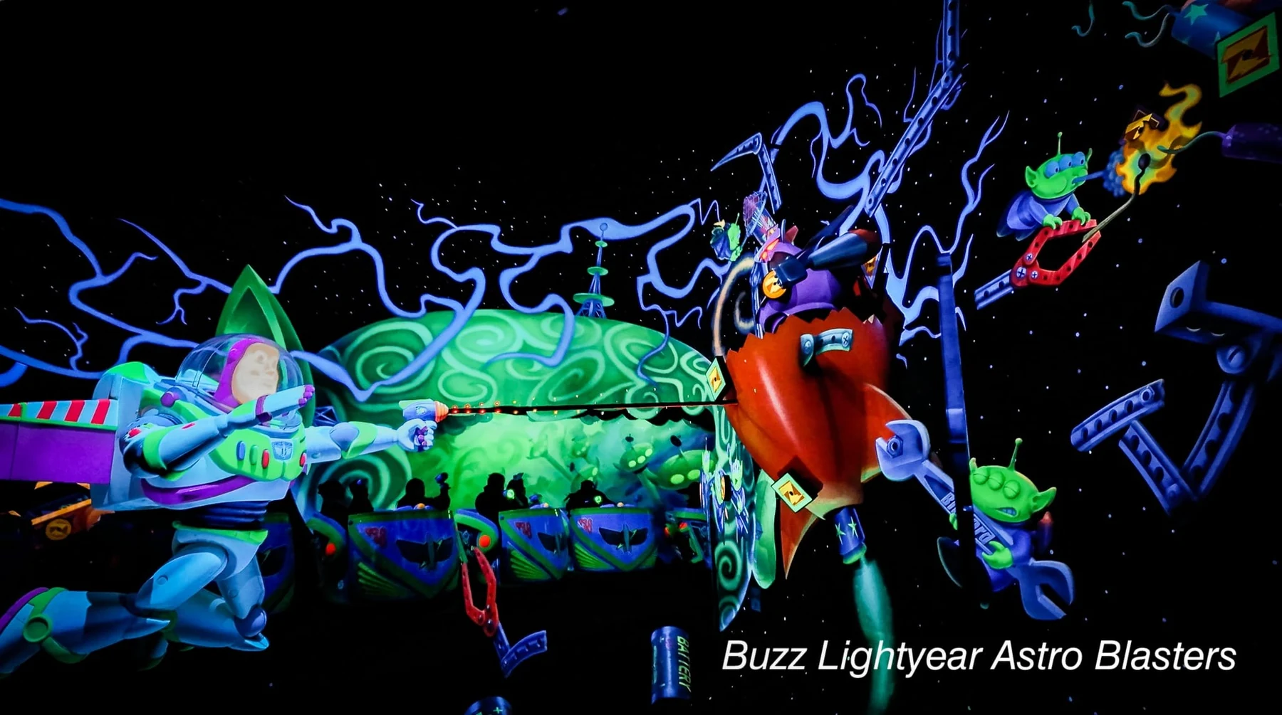 Buzz Lightyear และฉากเรืองแสงภายในเครื่องเล่น