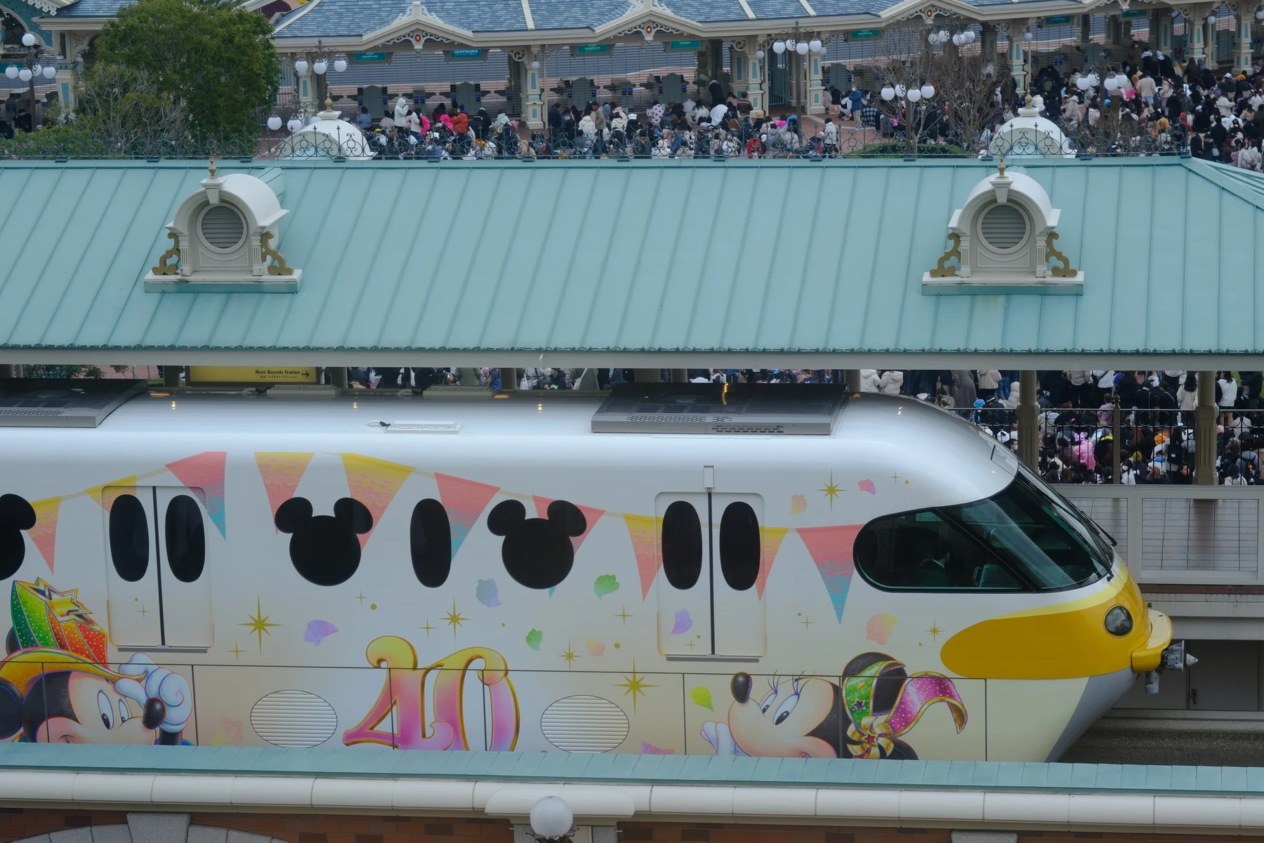 Monorail ลายฉลอง 40 ปีแล่นผ่านหน้าสถานี