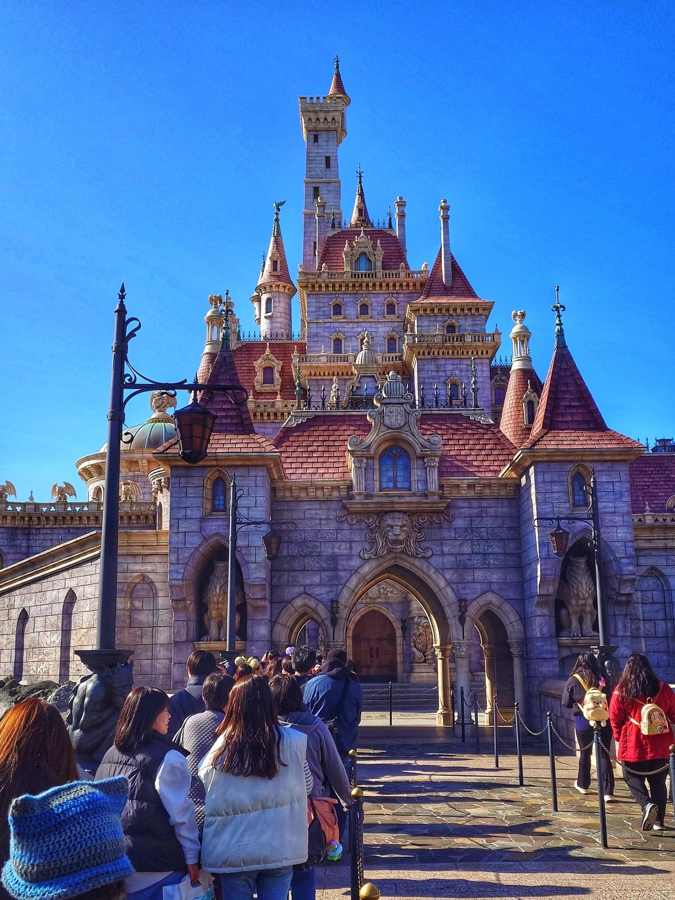 ปราสาทของ Enchanted Tale of Beauty and the Beast และผู้คนต่อคิว