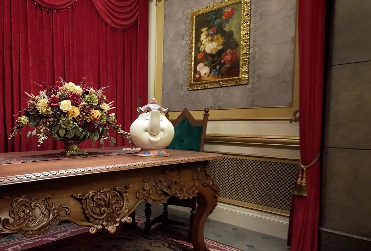Mrs. Potts และชุดน้ำชาบนโต๊ะในปราสาท