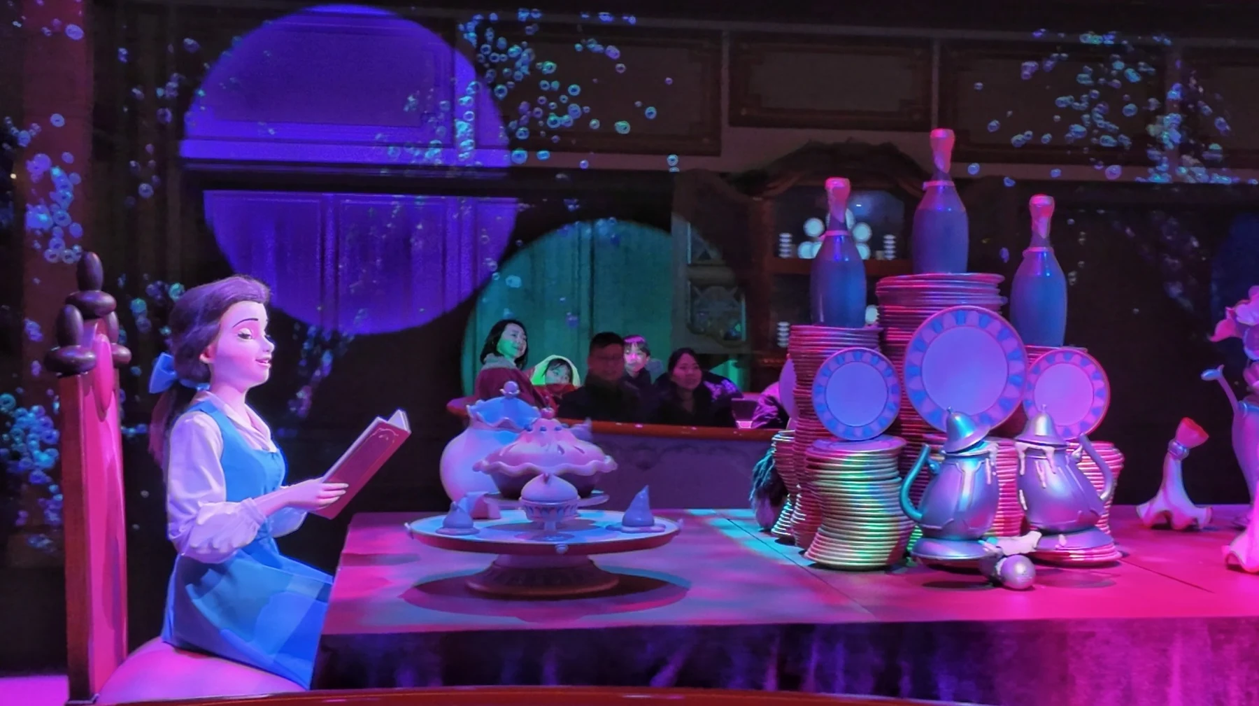 ฉากงานเลี้ยงและถ้วยขนาดใหญ่ภายในเครื่องเล่น Beauty and the Beast