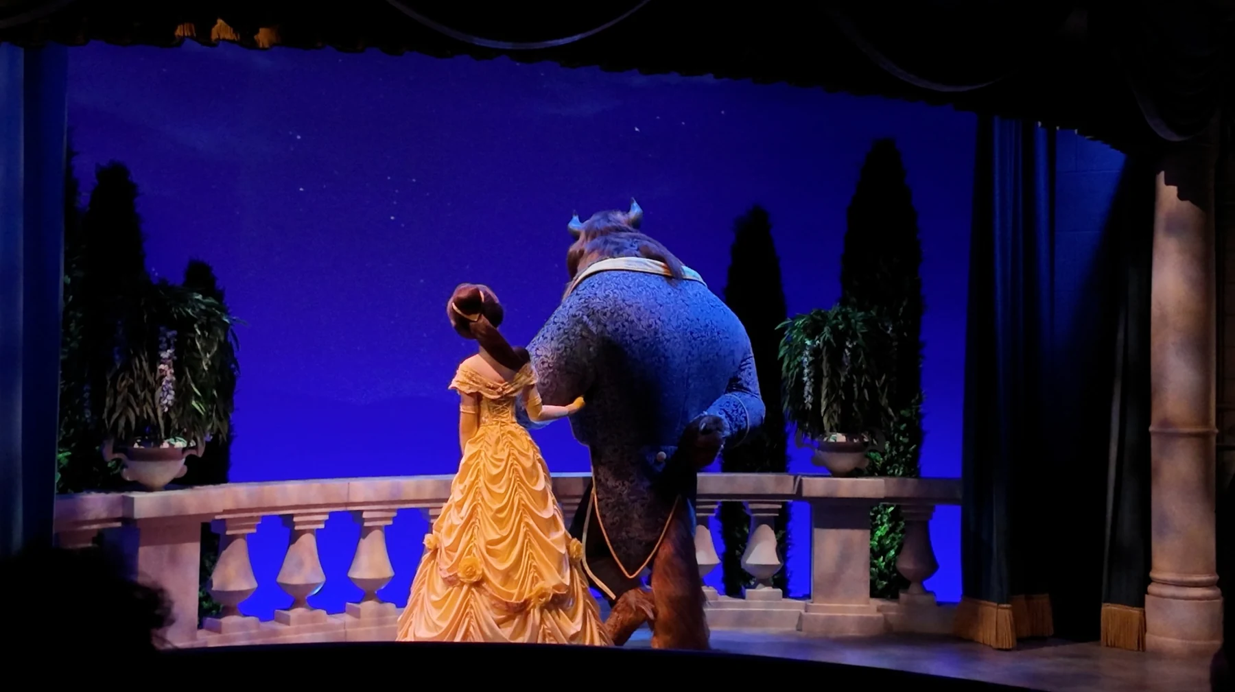 Belle และ Beast ในอีกฉากของเครื่องเล่น