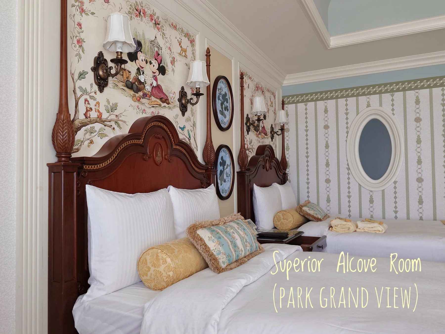 หัวเตียง หมอน และภาพตกแต่งด้านข้างในห้อง Park Grand View