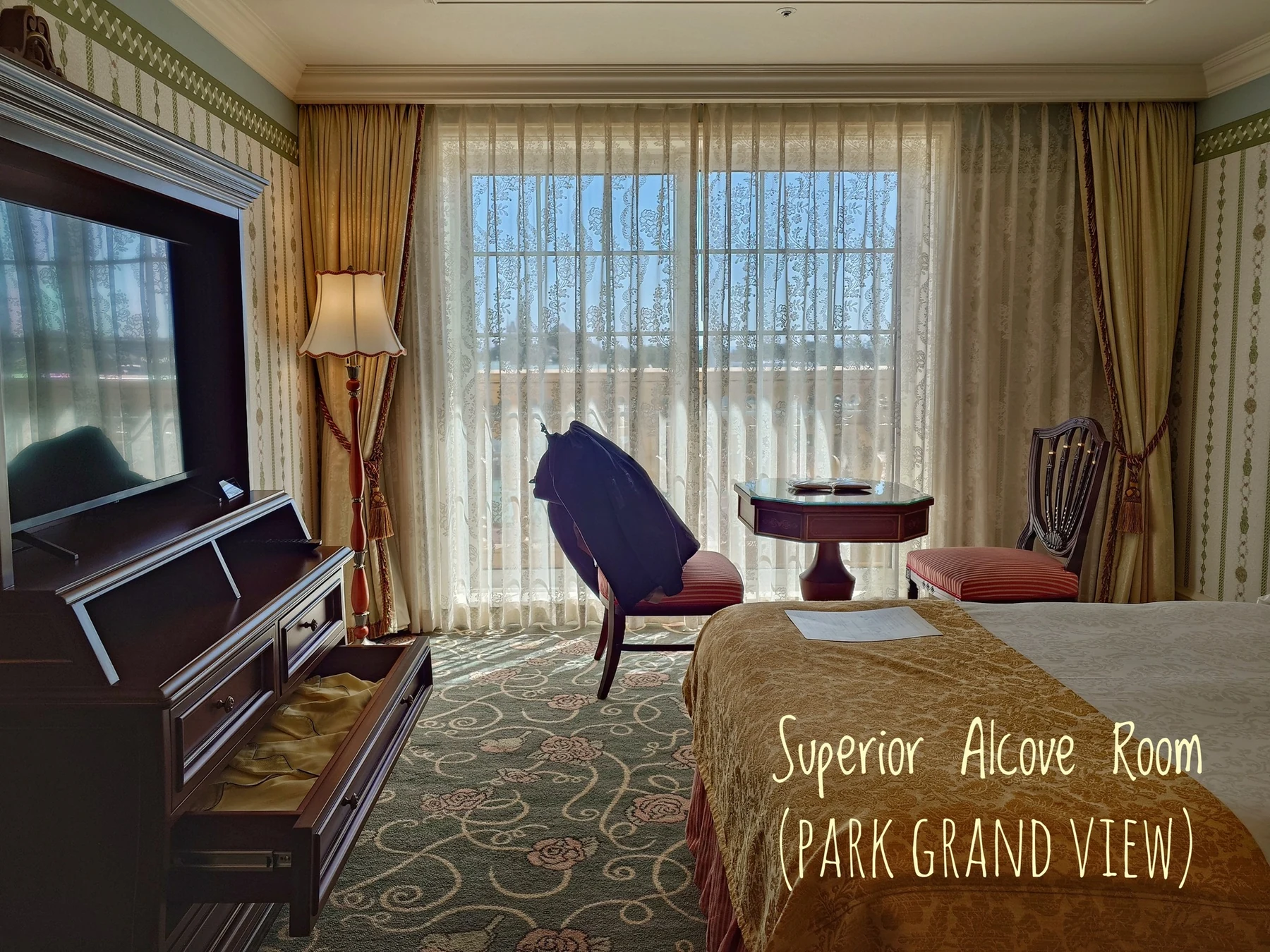 โต๊ะ เก้าอี้ และหน้าต่างฝั่งสวนสนุกของห้อง Park Grand View