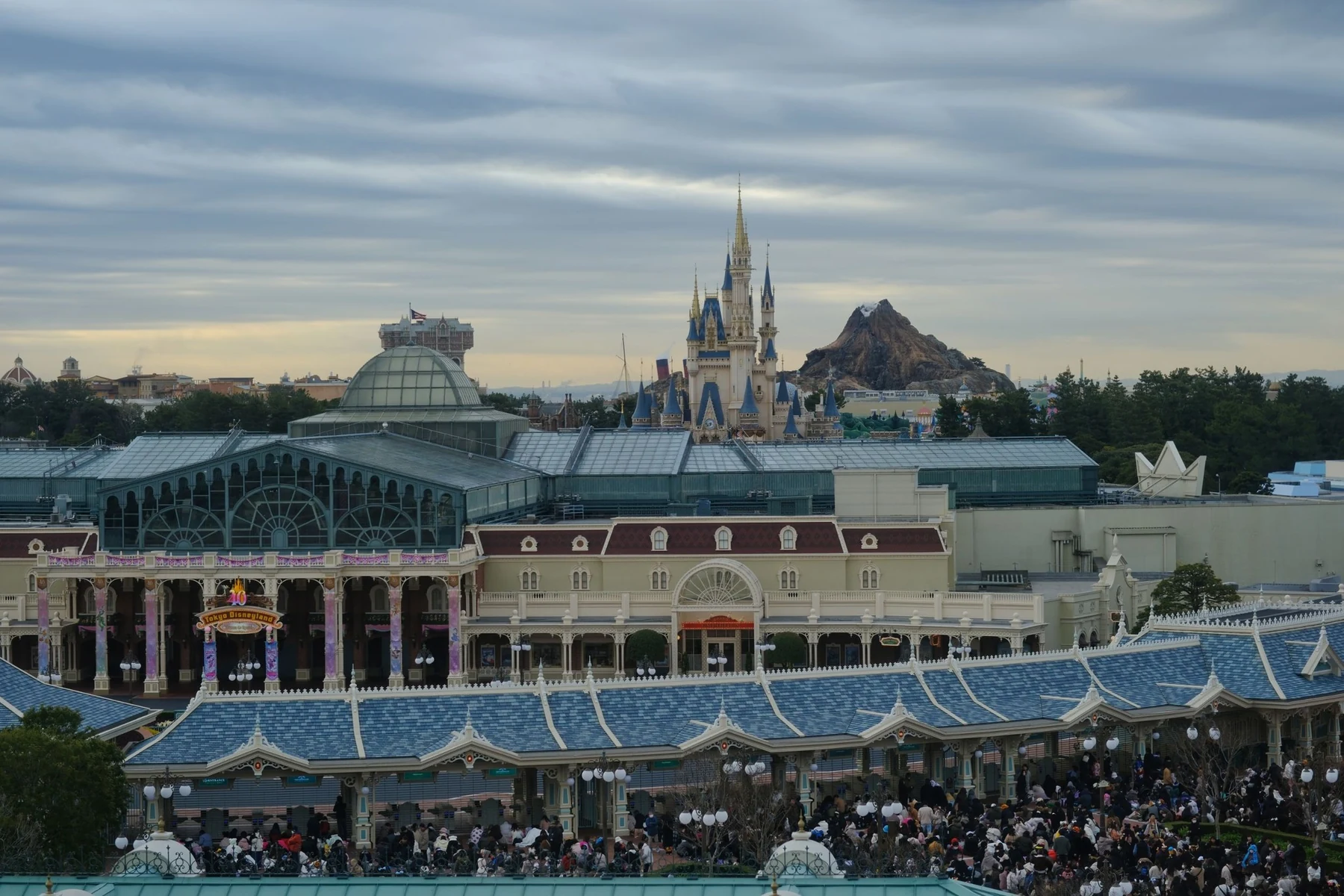 ทางเข้า Disneyland และผู้คนต่อคิวในยามเช้า มองจากห้องพัก