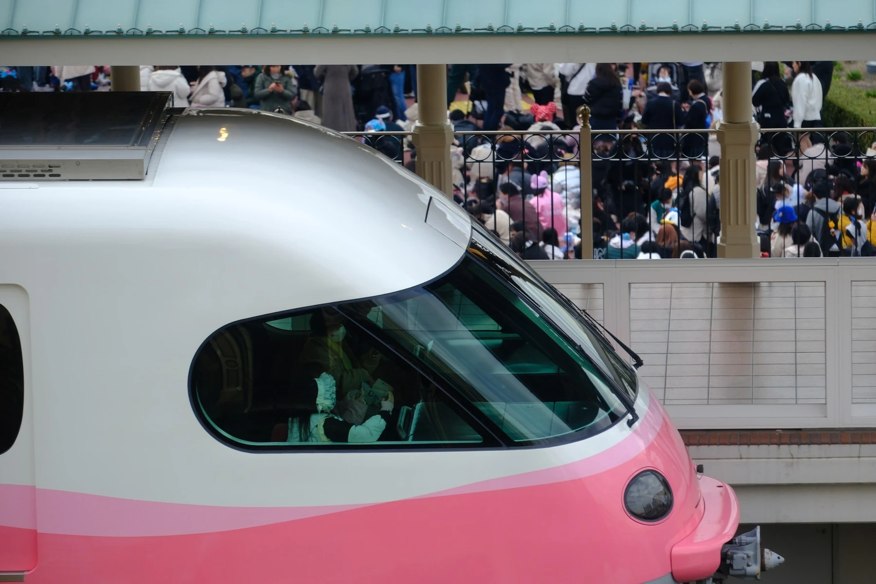 Monorail สีชมพูผ่านด้านหน้าสถานี