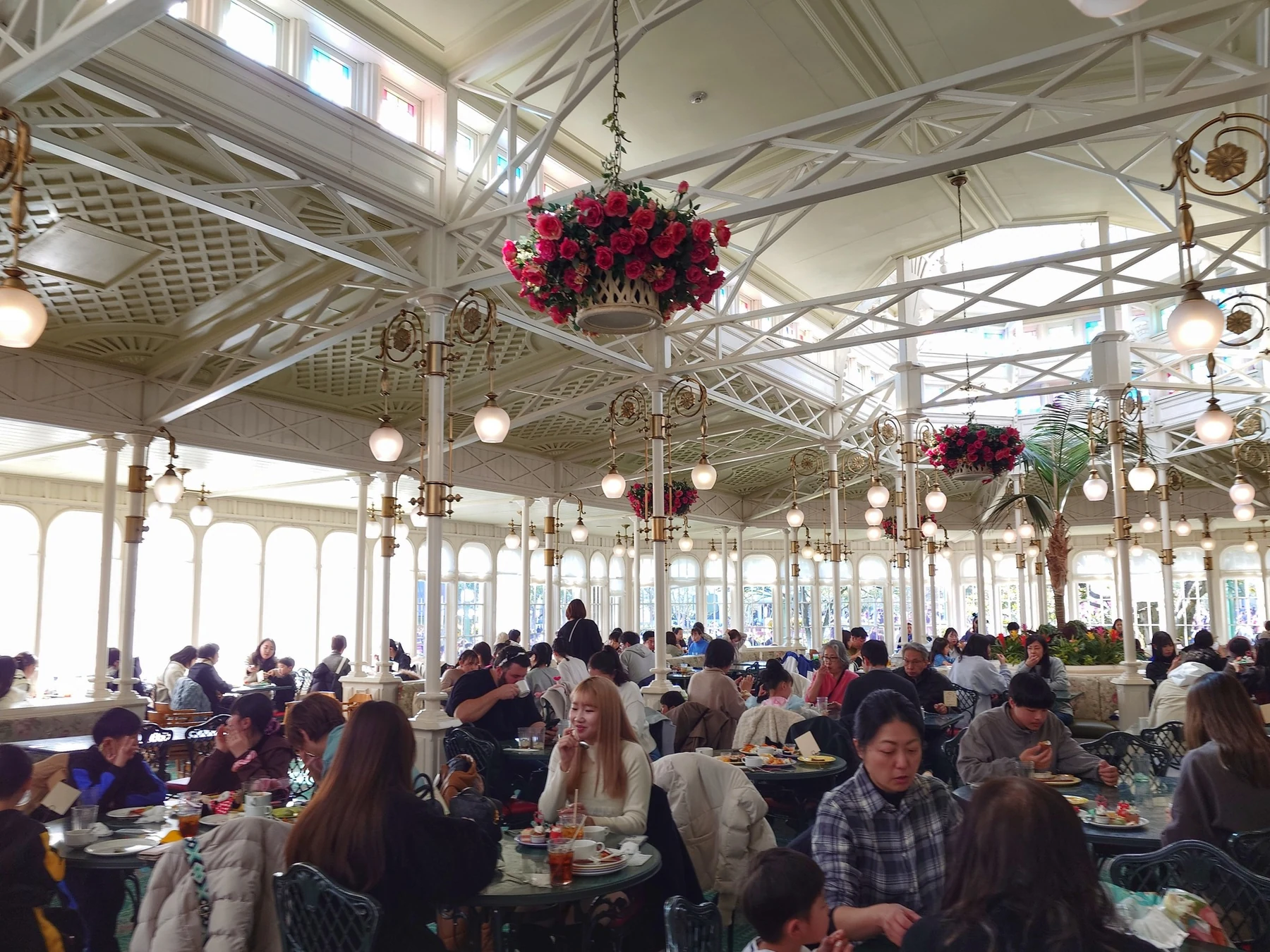 โต๊ะอาหารและเพดานโปร่งภายใน Crystal Palace