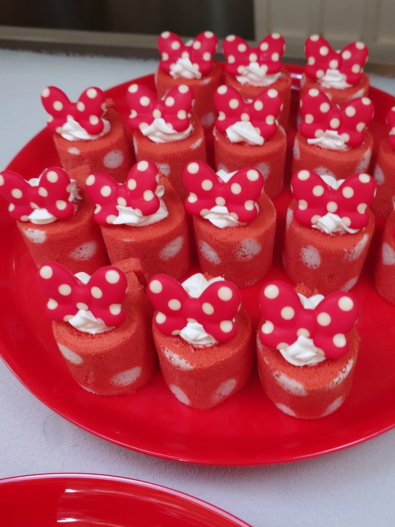 ขนมสีแดงตกแต่งโบว์และลายจุดแบบ Minnie