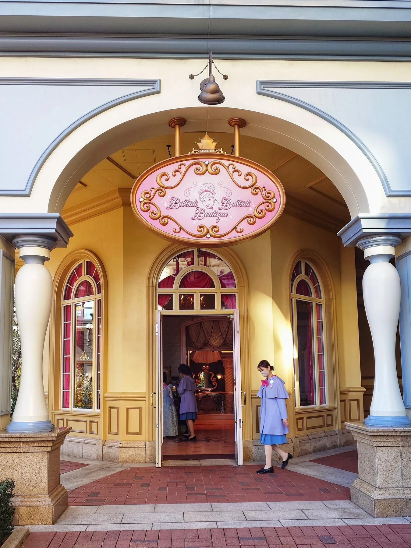 ทางเข้า Bibbidi Bobbidi Boutique ด้านหน้าโรงแรม