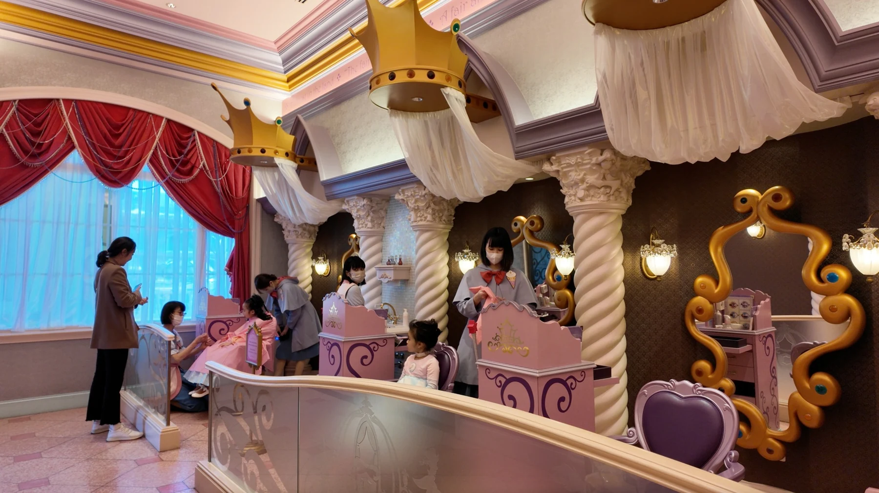 เก้าอี้ กระจก และบรรยากาศใน Bibbidi Bobbidi Boutique