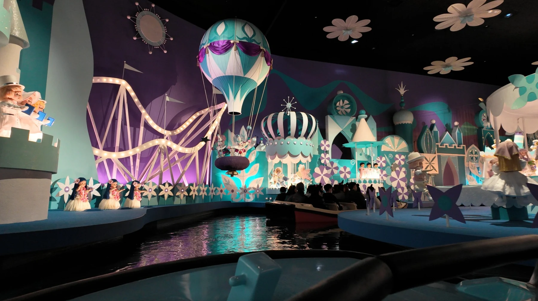 ตุ๊กตา ฉาก และเรือล่องภายใน it’s a small world