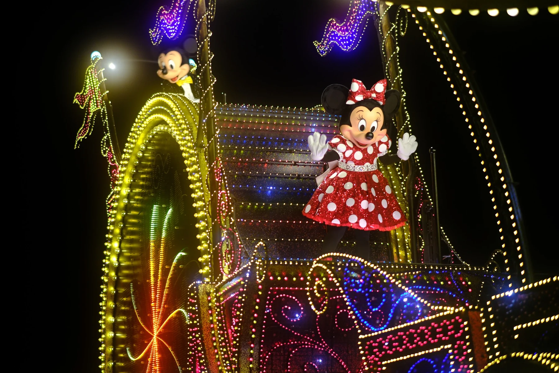 Mickey และ Minnie บนรถพาเหรดประดับไฟ