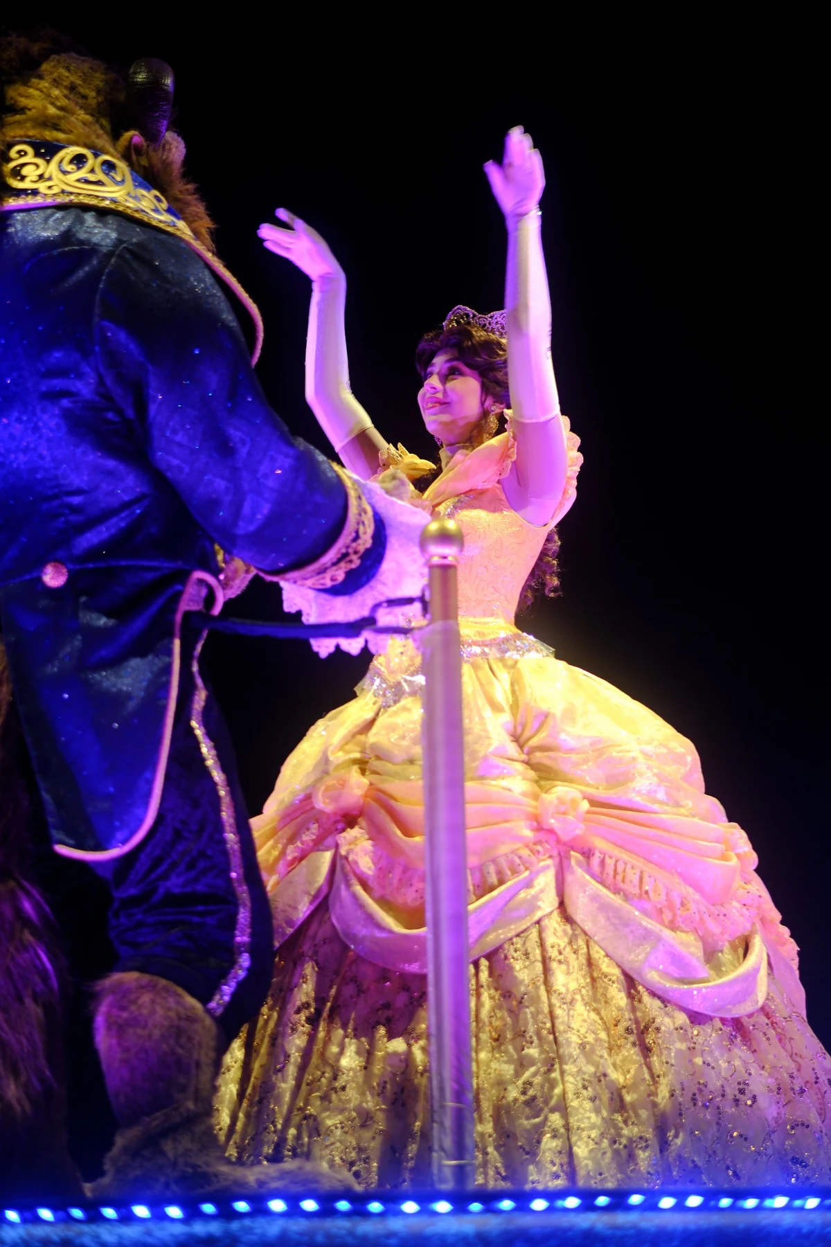 Belle และ Beast บนรถพาเหรดมีแสงไฟ