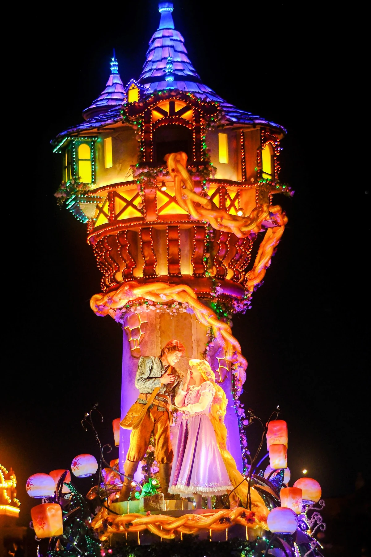หอคอย Rapunzel ประดับไฟหลากสี
