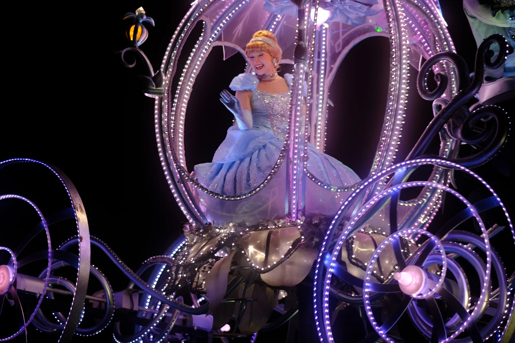 Cinderella ในรถม้าทรงฟักทองประดับไฟ