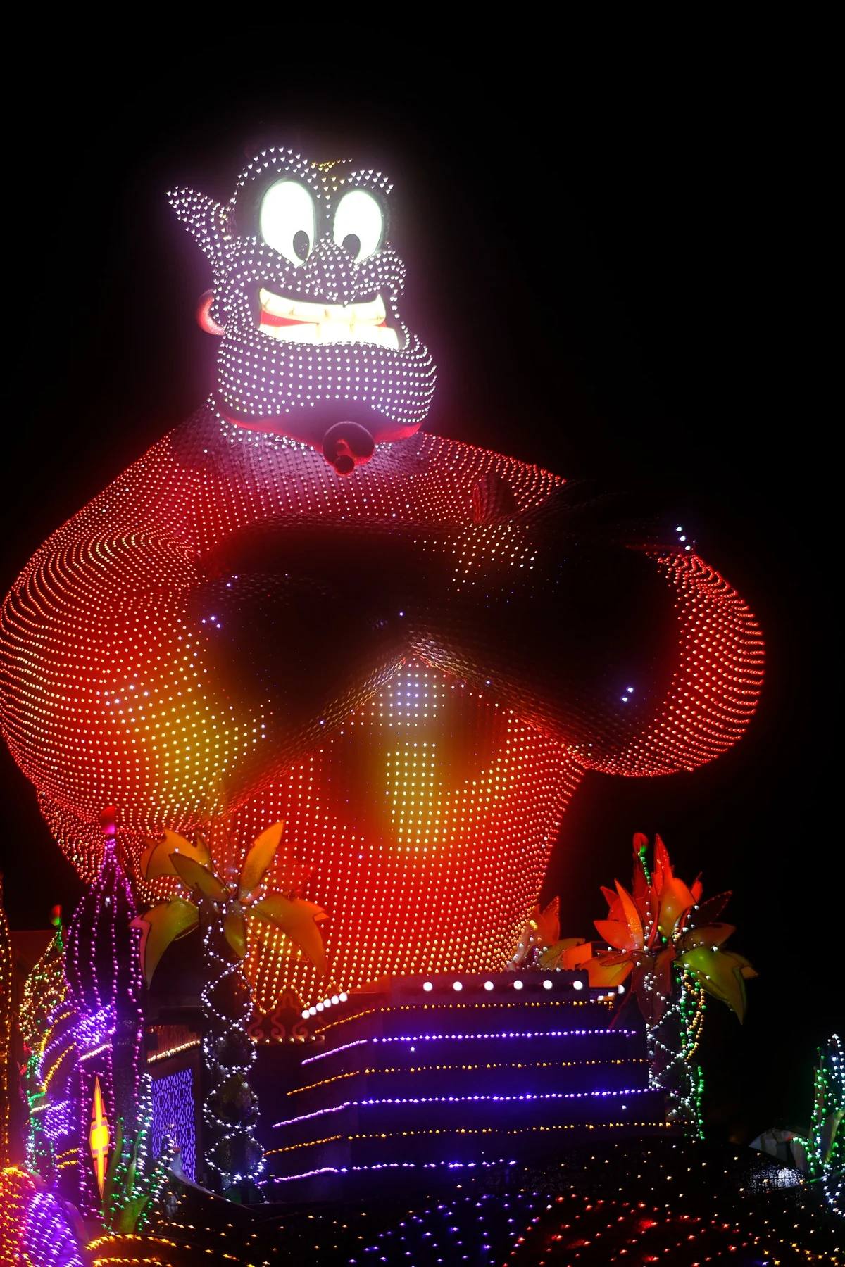 Genie บนรถพาเหรดที่มีแสงไฟสีสันสดใส