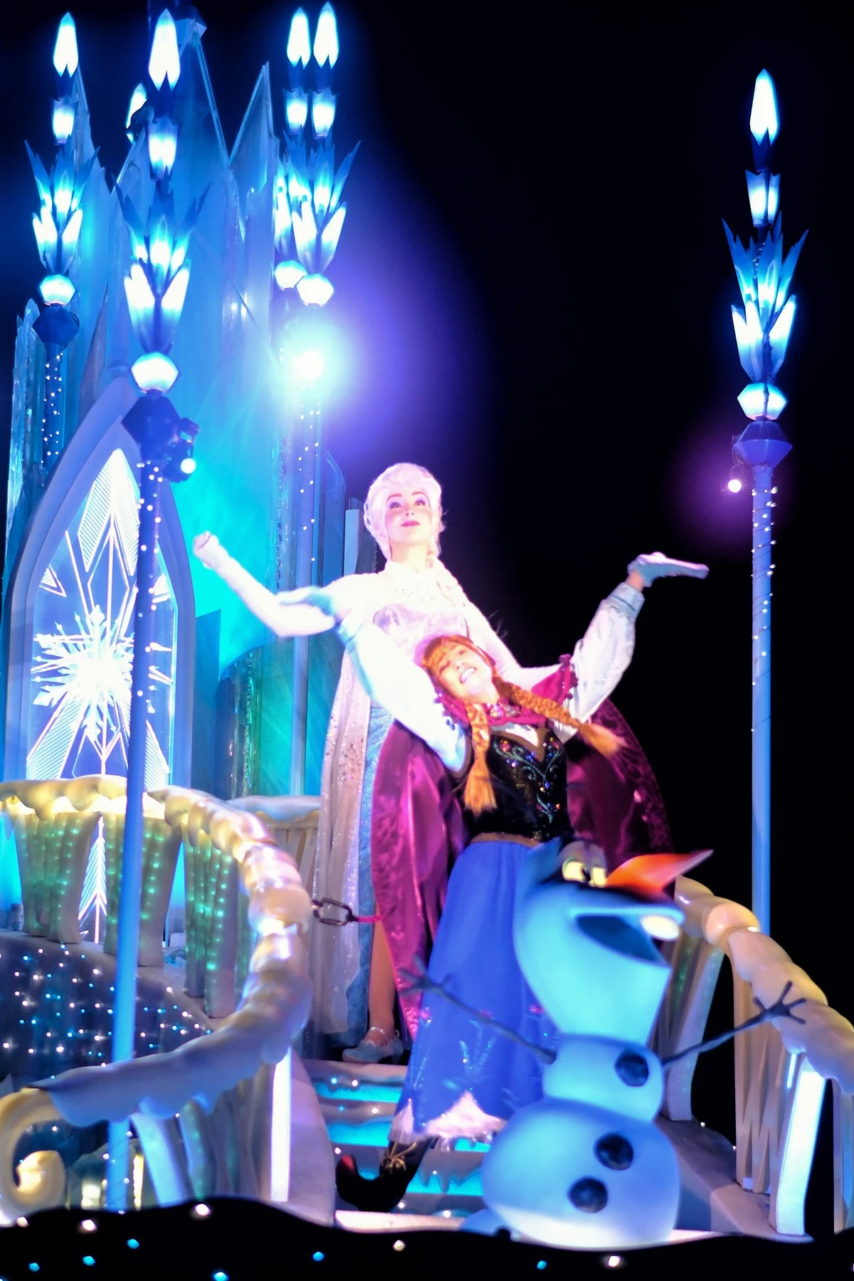 Anna และ Elsa ยืนอยู่บนรถพาเหรด Frozen