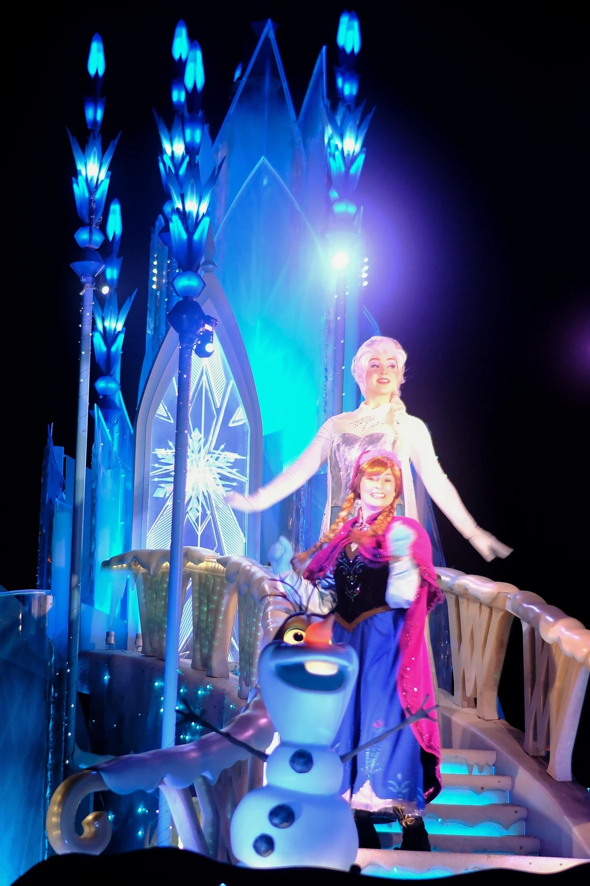 Olaf และตัวละคร Frozen บนรถพาเหรด