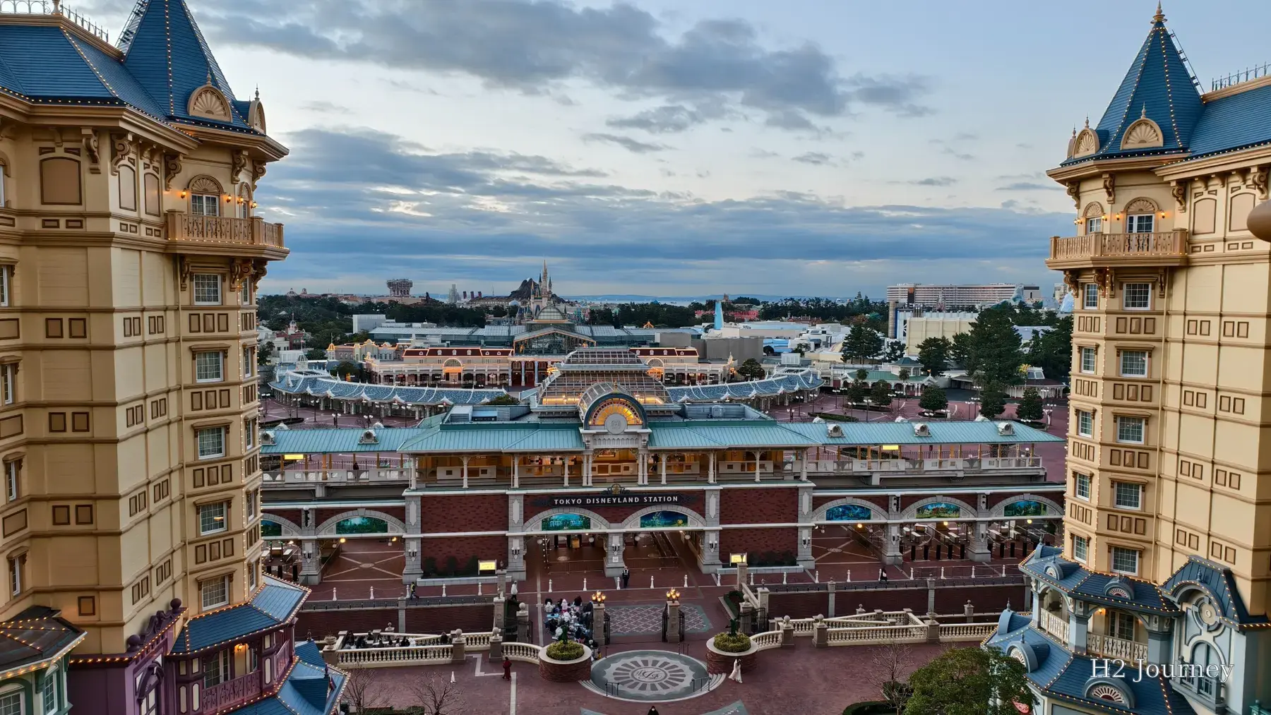 วิวจากระเบียง Disneyland Hotel ยามเช้า มีสถานี Tokyo Disneyland อยู่เบื้องหน้าและปราสาท Cinderella ตรงกลาง
