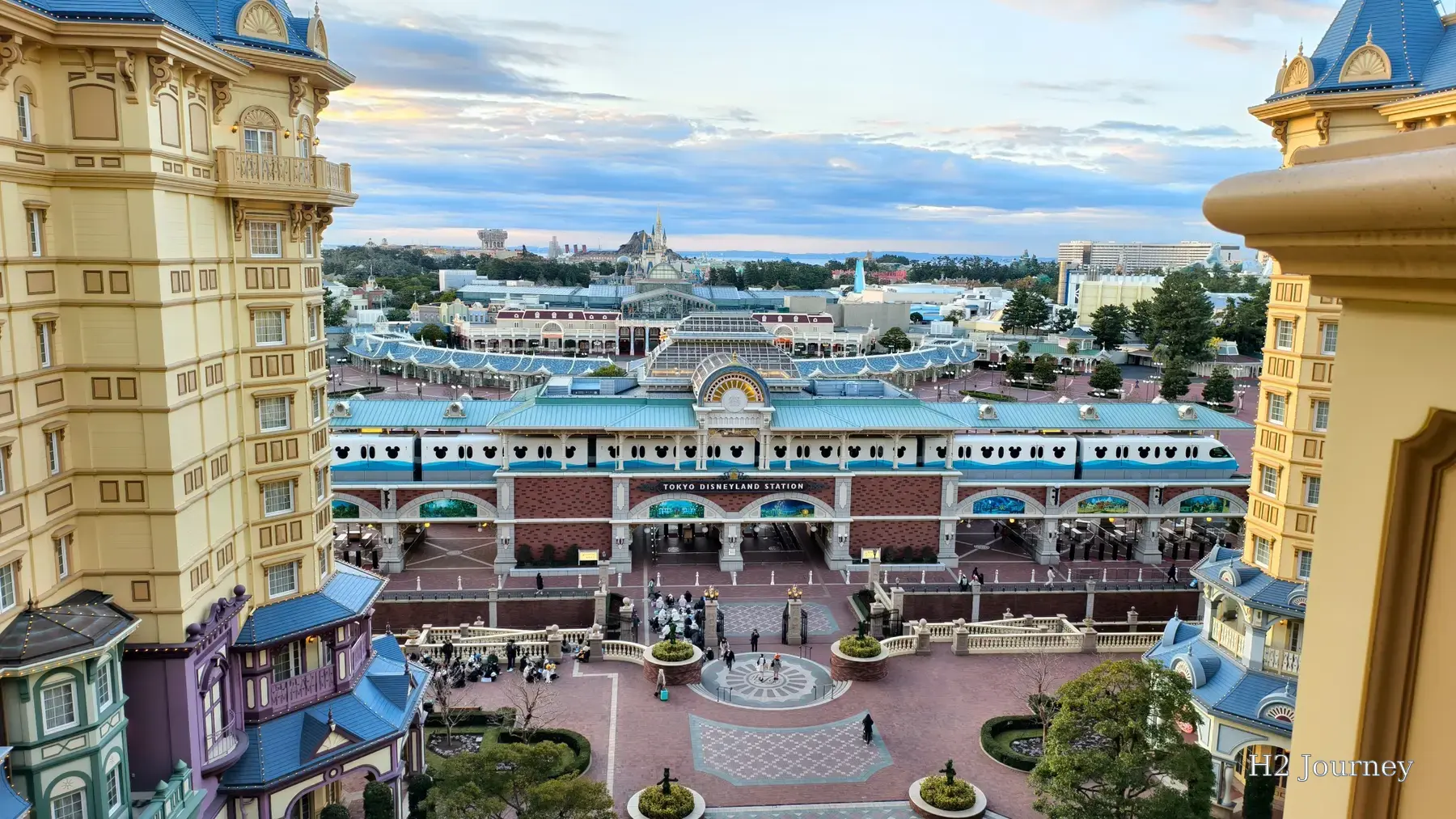 โมโนเรลลาย Mickey แล่นผ่าน Tokyo Disneyland Station มองจากระเบียงโรงแรม