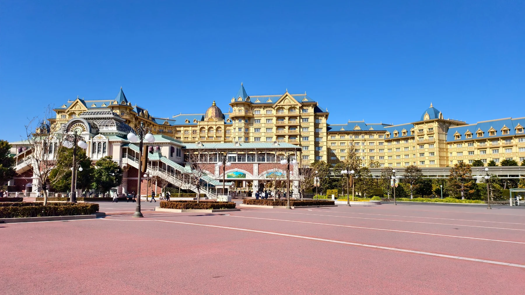 ด้านหน้าอาคาร Tokyo Disneyland Hotel ในวันที่ท้องฟ้าแจ่มใส