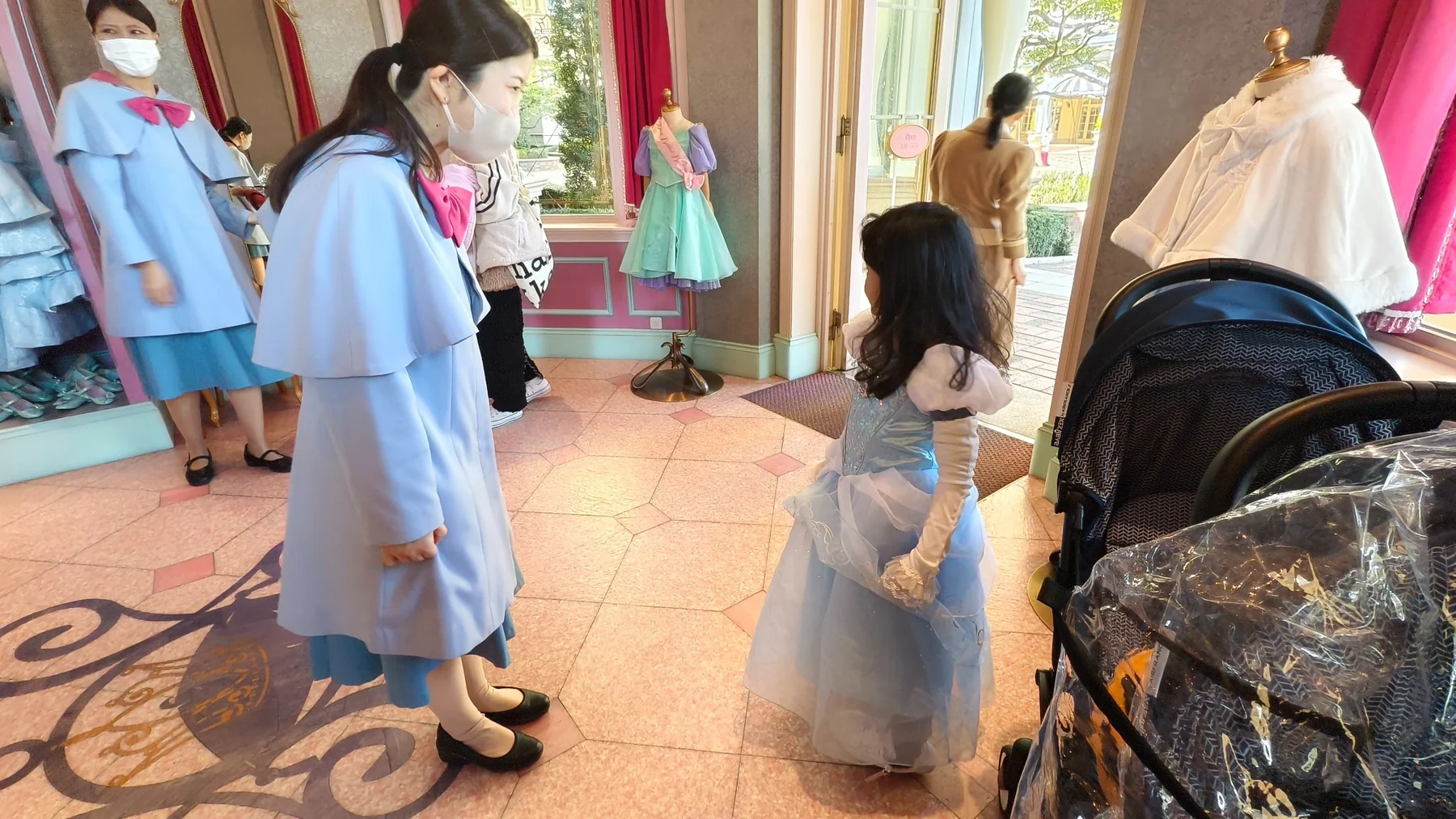 ลูกสาวคนโตในชุดเจ้าหญิงสีฟ้าพบพนักงานที่ Bibbidi Bobbidi Boutique