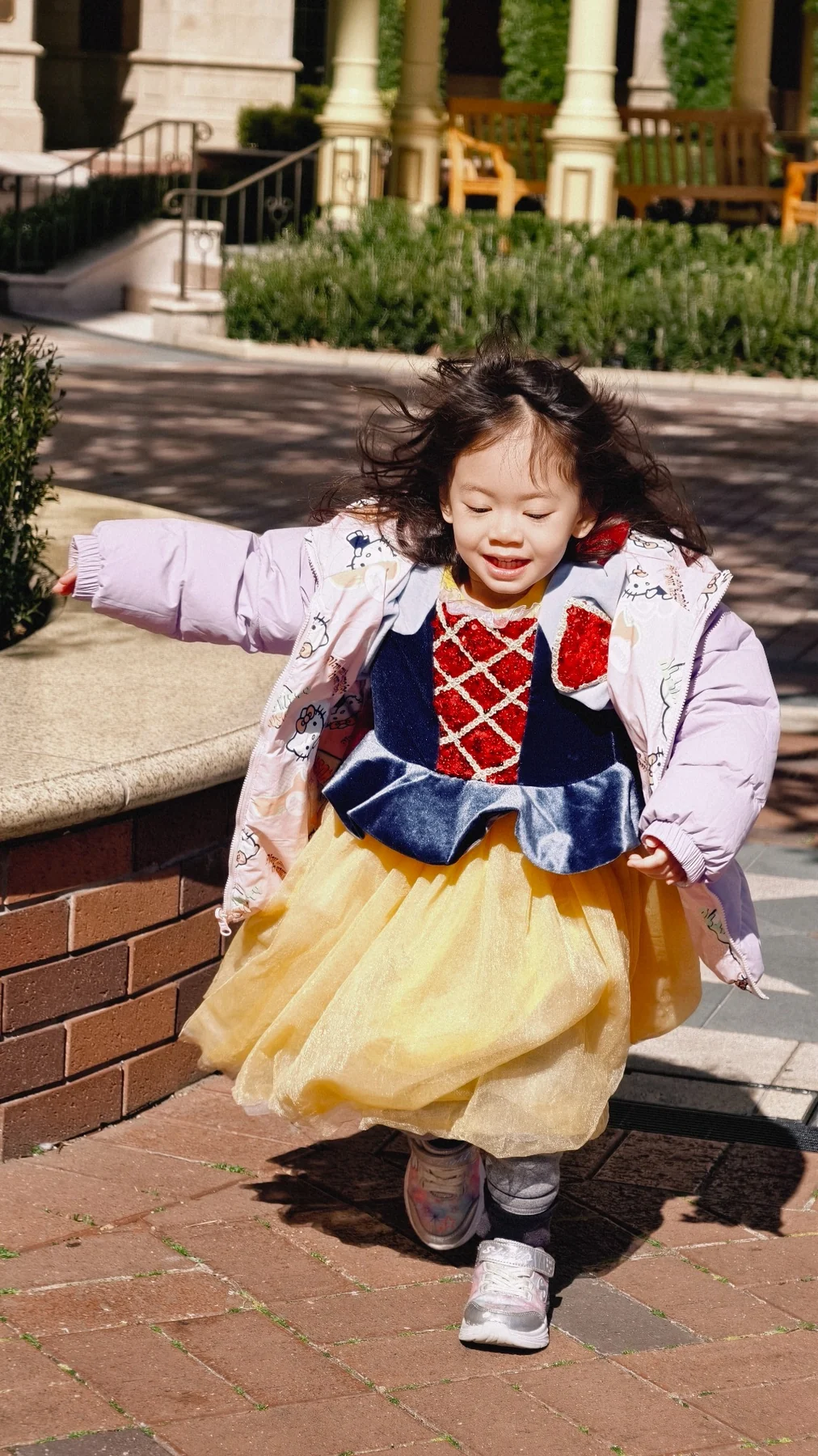 ลูกสาวคนเล็กสวมชุด Snow White และเสื้อคลุมเดินอยู่ด้านนอก