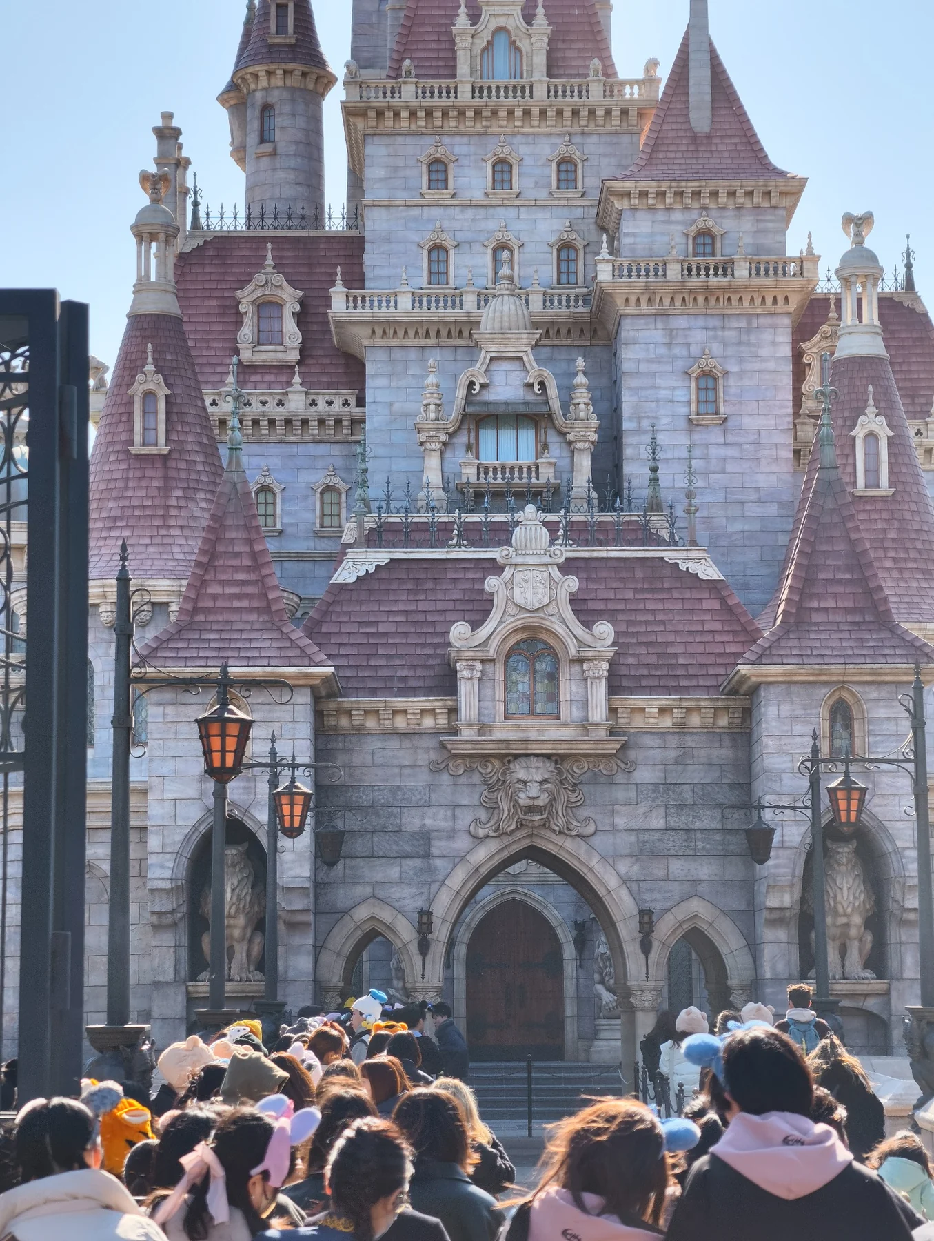 ปราสาทของ Enchanted Tale of Beauty and the Beast กับแขกด้านหน้า