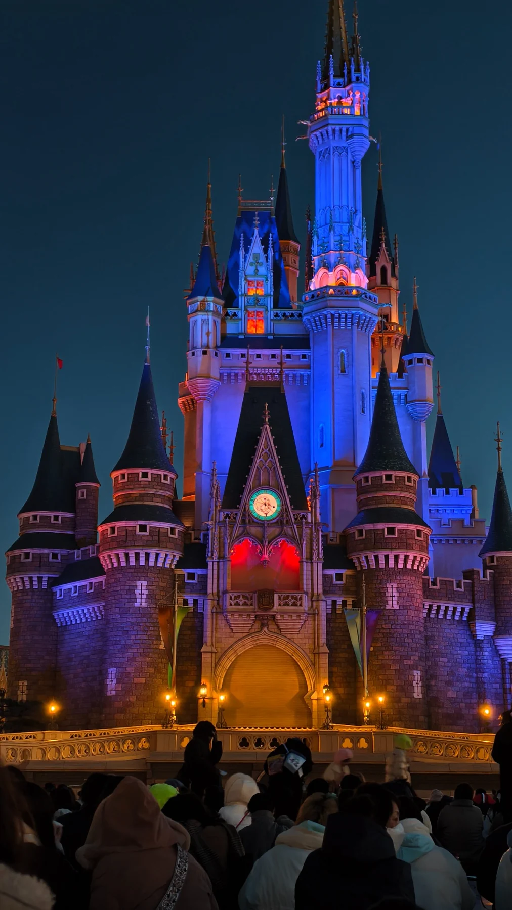 Cinderella Castle เปิดไฟสีฟ้าและชมพูในช่วงค่ำ