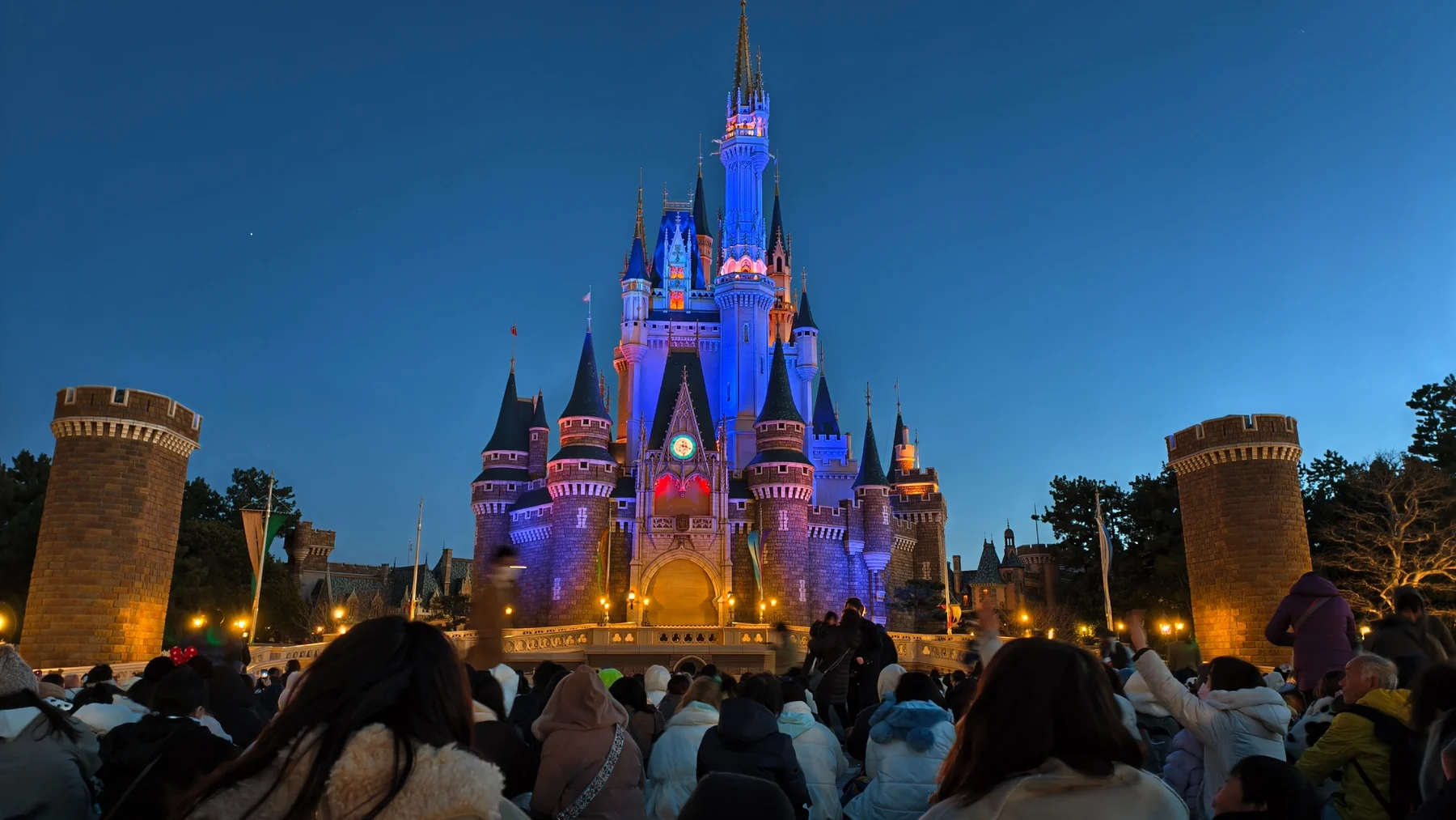 ปราสาท Cinderella และผู้ชมบริเวณลานด้านหน้าในช่วงค่ำ
