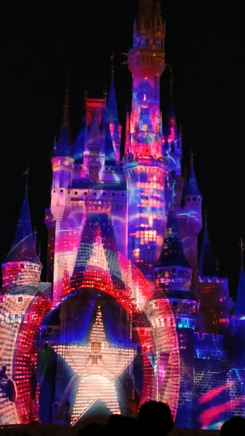 ภาพการฉายแสงธีม Marvel บนปราสาท Cinderella
