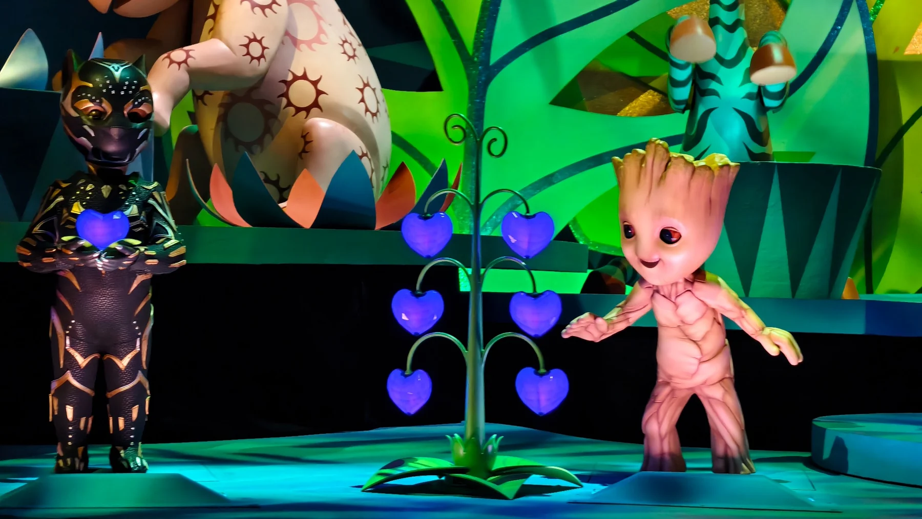 Groot และ Black Panther ในฉากของ it’s a small world with Groot
