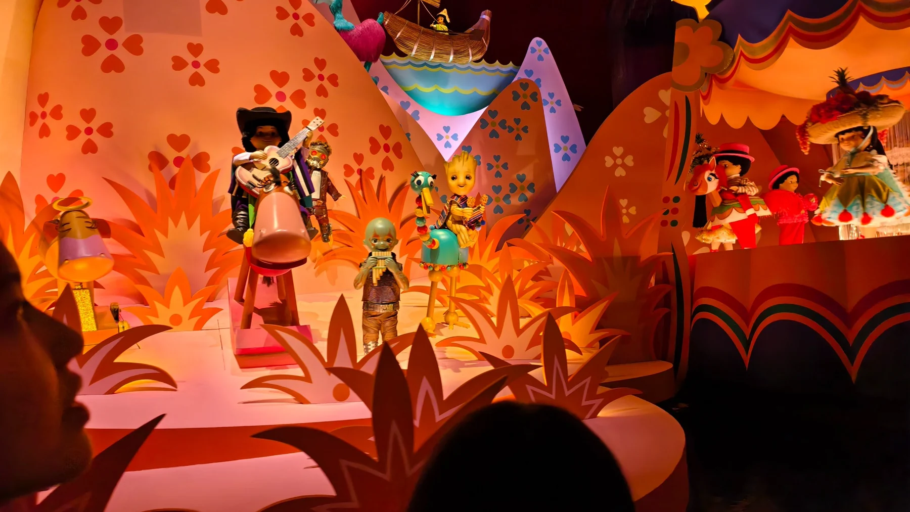 ฉากตุ๊กตาและตัวละครสีสันสดใสใน Small World เวอร์ชัน Groot