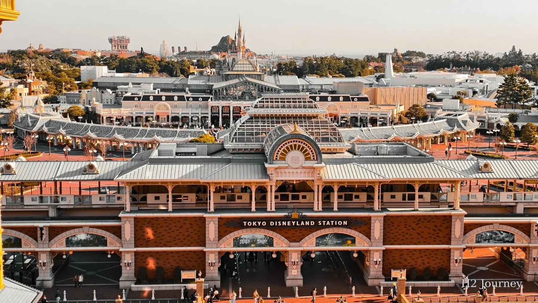 วิว Tokyo Disneyland Station และปราสาท Cinderella มองจากระเบียงห้องพัก