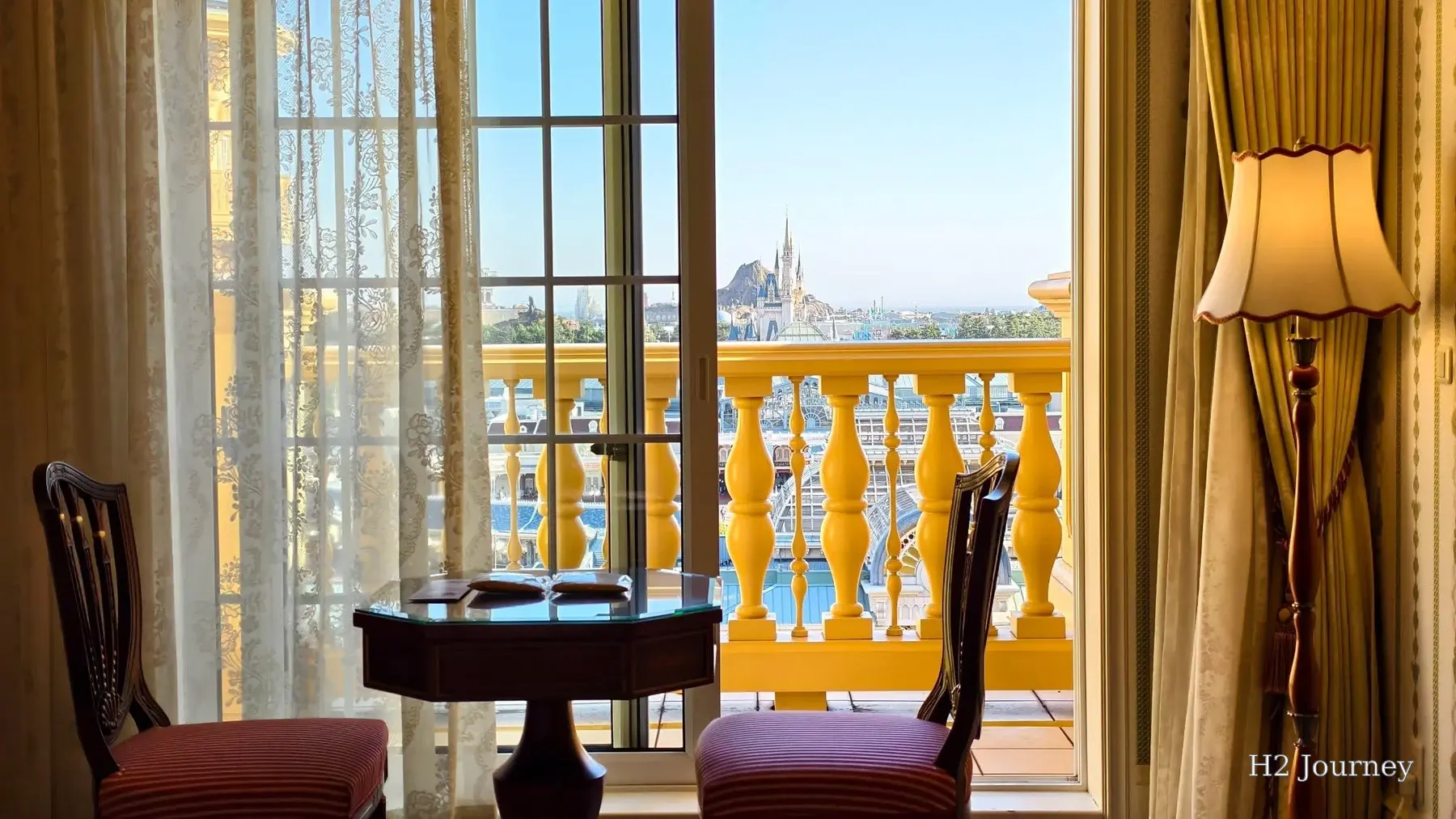 ประตูเปิดออกไประเบียงห้อง Balcony Alcove Room โดยมีปราสาท Cinderella อยู่ด้านหน้า