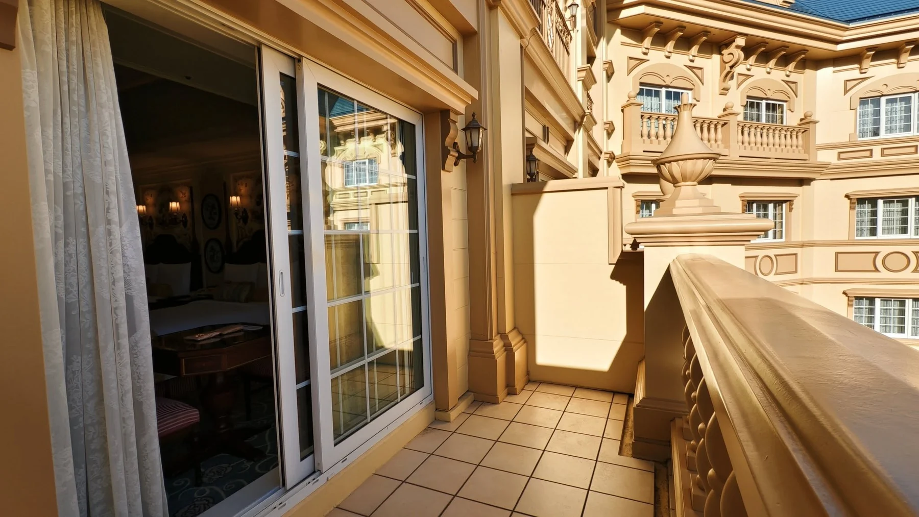 พื้นที่ระเบียงและประตูกระจกของห้อง Balcony Alcove Room