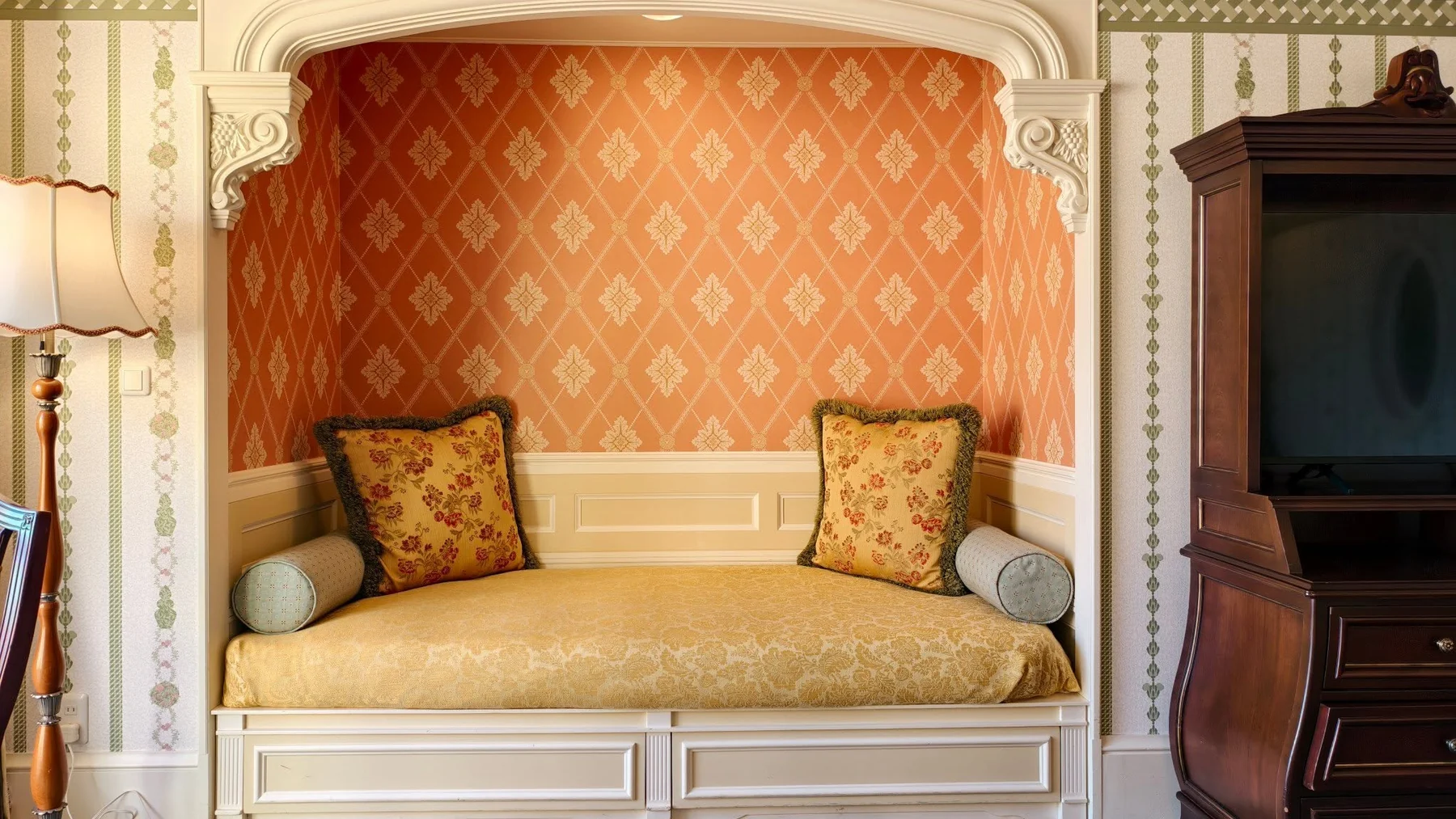มุม Alcove บุเบาะสีเหลืองในช่องผนัง