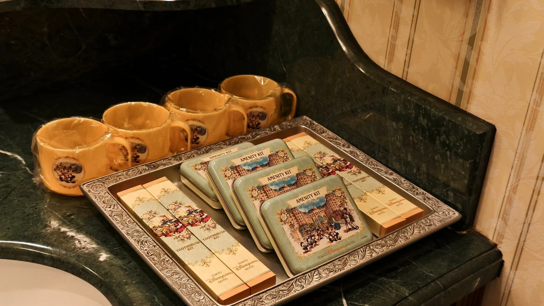 แก้วน้ำและชุดของใช้ลาย Disney ของ Disneyland Hotel