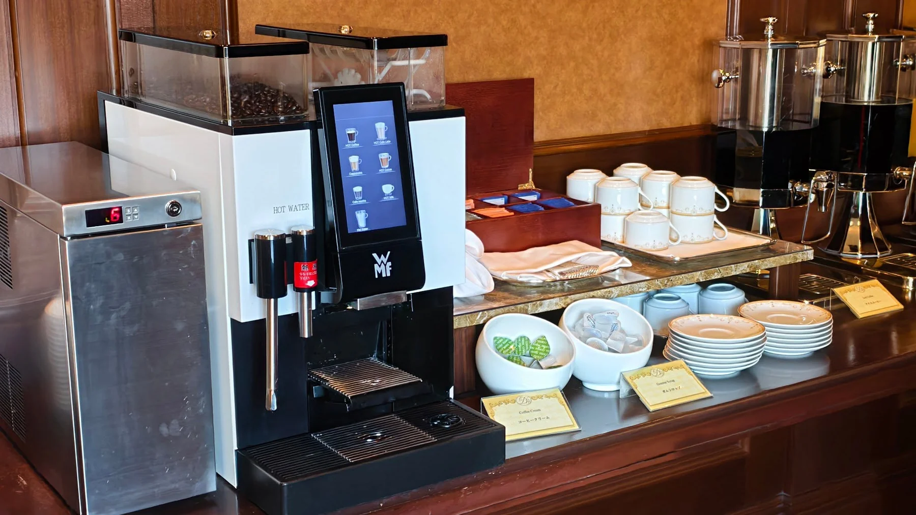 เครื่องชงกาแฟและอุปกรณ์เครื่องดื่มร้อน