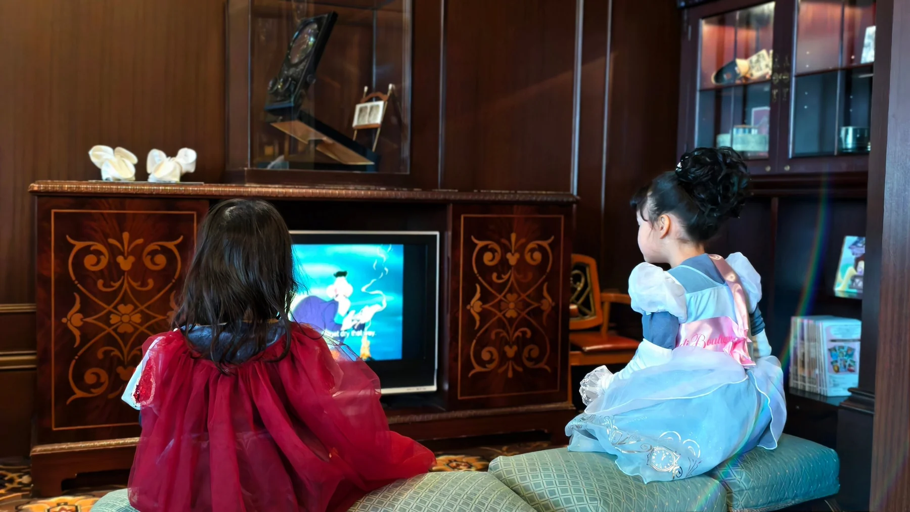 ลูกสาวสองคนนั่งดูโทรทัศน์ใน Marceline Salon
