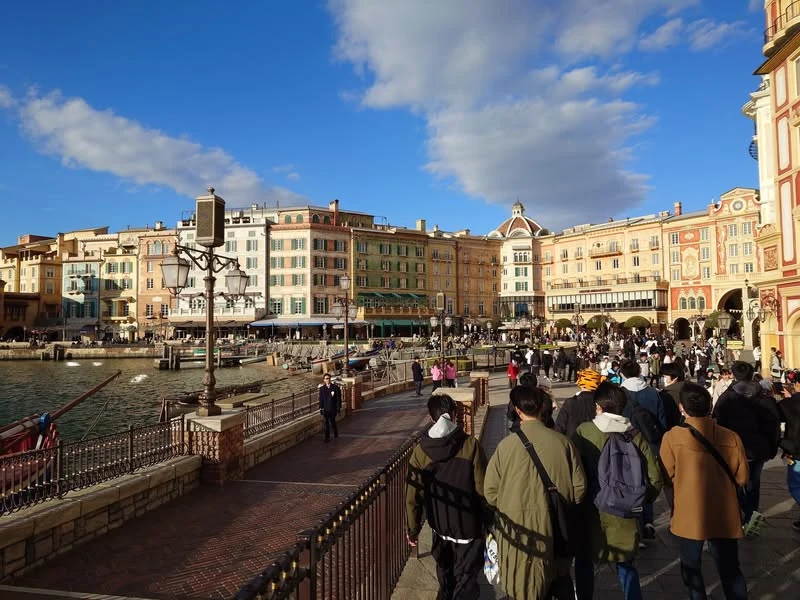 ผู้คนเดินริมอ่าว Mediterranean Harbor ใต้ท้องฟ้าสีฟ้า